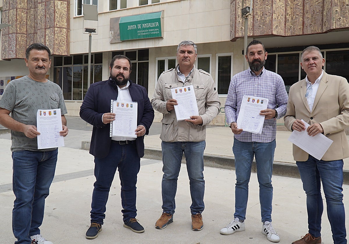 Alcaldes y ediles de los municipios de El Borge, Moclinejo, Almáchar y Vélez-Málaga, con las firmas, este martes en la Delegación de Transportes.