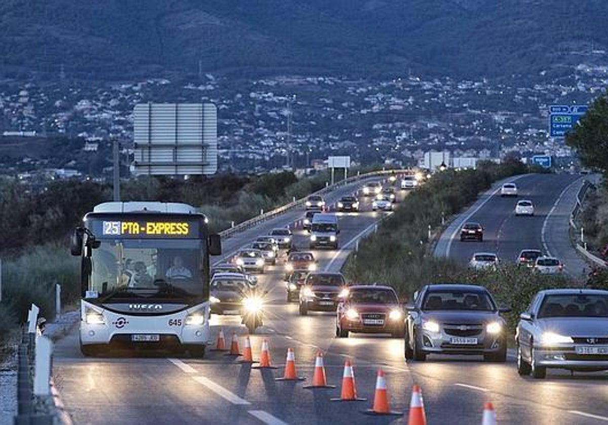 Acusan a 10 pasajeros de la EMT de fingir un accidente en un autobús de línea en Teatinos