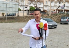 El alcalde torroxeño, Óscar Medina, este martes en una parcela en La Rabitilla.