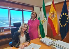 La consejera de Hacienda, Carolina España, firma el convenio.