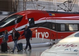 Tren de alta velocidad en el que se observa el pantógrafo en su parte superior.