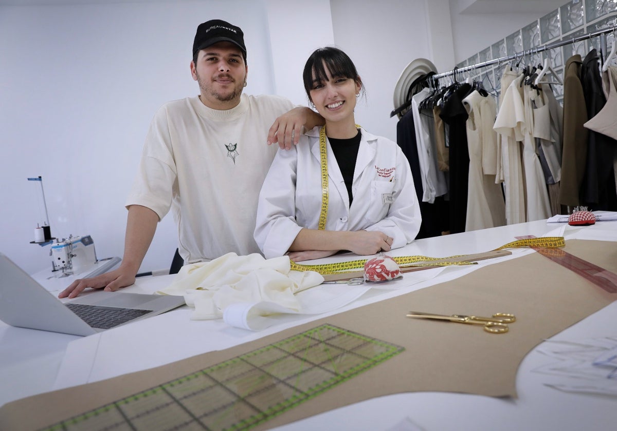 Álvaro Calafat y Ana Ponf, en el taller instalado en el vivero de empresas de Alhaurín de la Torre.