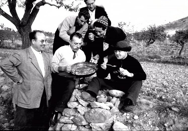 La expedición cocinaba por el camino para no hacer gastos.