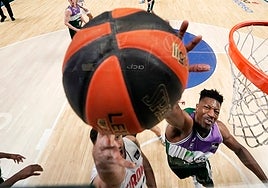 Sima Coloca un tapón en el partido contra el Girona.