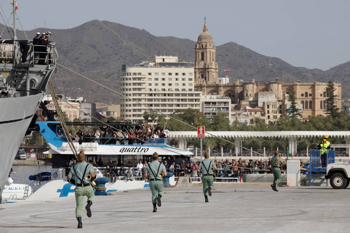 Las mejores fotos del desembarco de la Legión y del traslado del Cristo de Mena