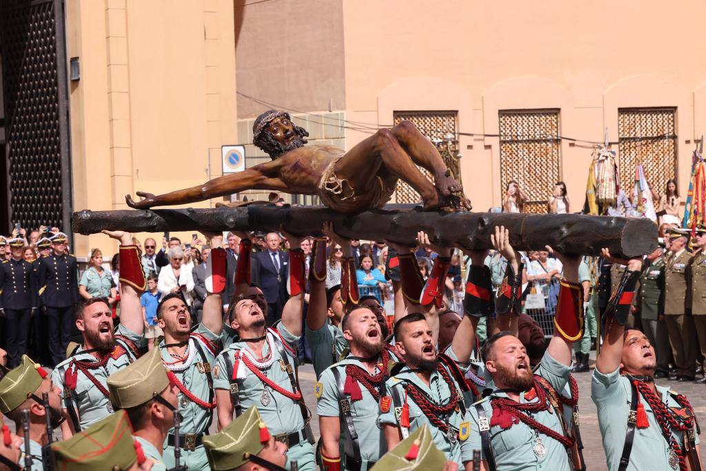 Las mejores fotos del desembarco de la Legión y del traslado del Cristo de Mena