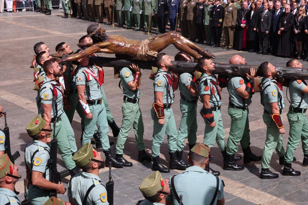 Las mejores fotos del desembarco de la Legión y del traslado del Cristo de Mena