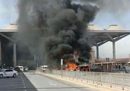 Arde una furgoneta junto a la terminal de salidas del aeropuerto de Málaga