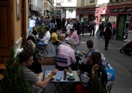 Imagen tomada en la tarde del Jueves Santo, con las terrazas y calles llenas.