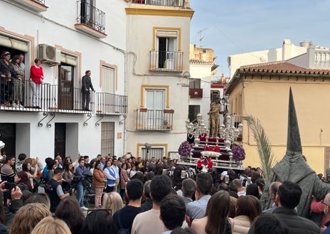 Imagen secundaria 1 - Arriba, el trono de Jesús El Pobre, en la calle Félix Lomas o de Las Monjas; abajo a la izquierda, salida de Estudiantes desde su casa hermandad en la calle San Francisco, y a la derecha, Regulares de Melilla, desfilando por Vélez-Málaga, este Jueves Santo.