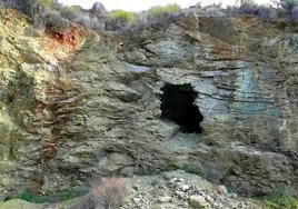 Antigua mina de serpentina, mineral que contiene numerosos metales, como hierro, zinc, níquel, aluminio o manganeso, en la Sierra de Mijas.