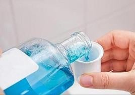 Alerta sanitaria: retiran un enjuague bucal por posible contaminación por una bacteria