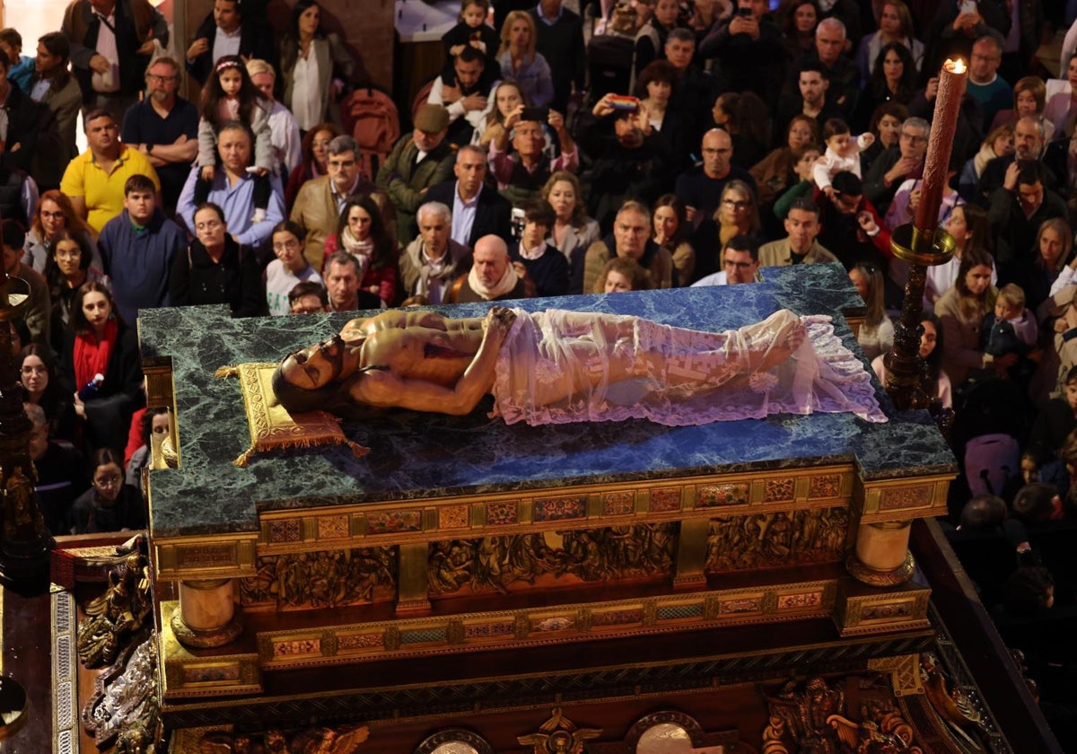 El Santo Sepulcro tras su salida procesional desde la casa hermandad.