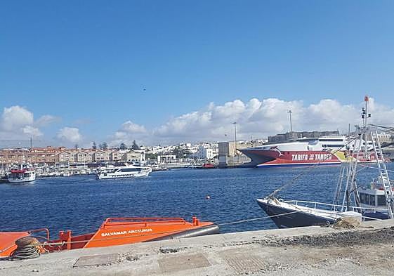 El puerto de Tarifa reabre a la navegación el remitir el temporal de viento