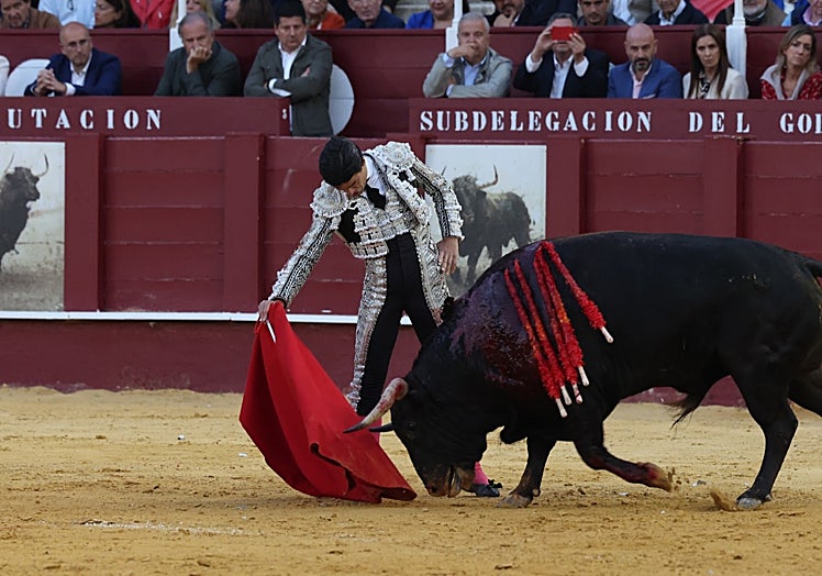 Derechazo de Aguado al tercero.