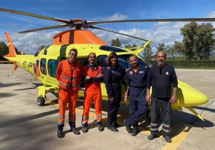 El equipo de guardia ese día estaba formado, de izquierda a derecha, por el enfermero Ernesto Muñoz, el médico Jairo Muñoz, la pilota Nuria Anguera, el tripulante HEMS Enric Dalit y el mecánico Juan Pedro García.