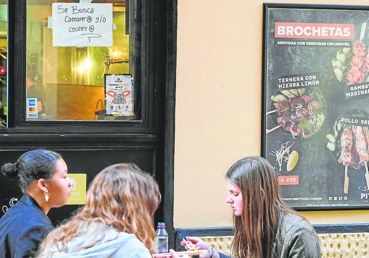 Es habitual encontrar carteles en demanda de trabajadores en los restaurantes y bares de Málaga.