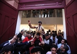 Juan Ortega, saliendo a hombros.