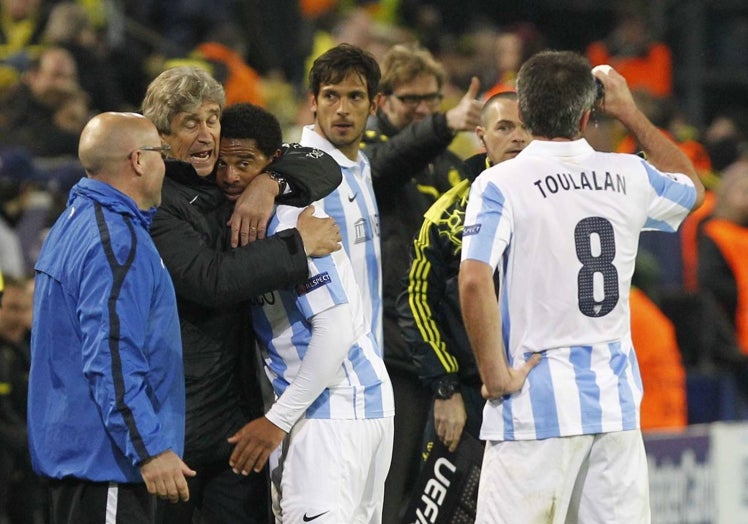 Pellegrini celebra con Eliseu el segundo gol del Málaga en el partido.