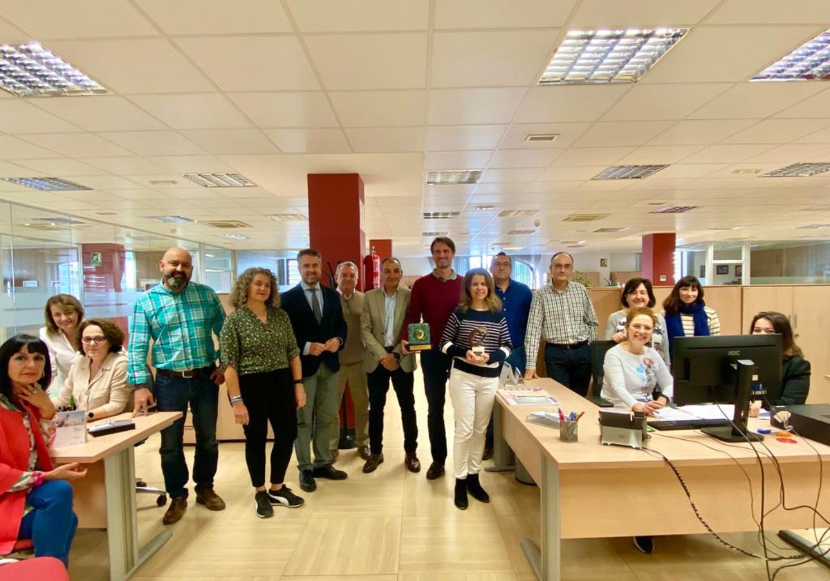 Los empleados de Gestrisam reciben el premio en sus oficinas en la antigua Tabacalera.