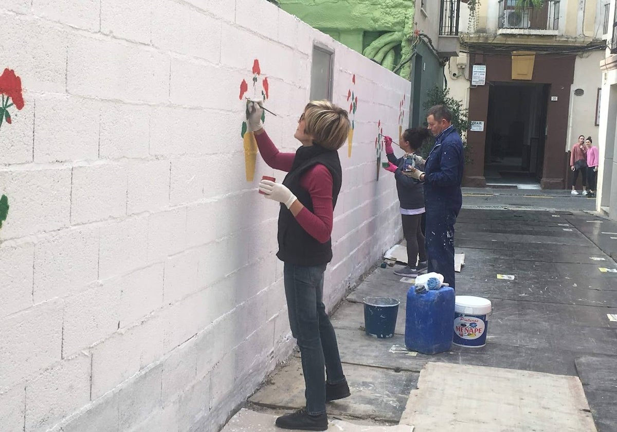 Macetas y pinturas llenan las paredes de algunas de las calles de este barrio del Centro malagueño.