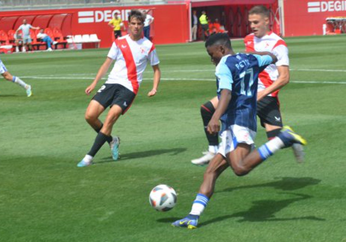 Una acción del choque de este mediodía entre el Sevilla Atlético y el Recreativo de Huelva.