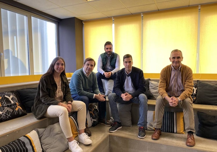 Los cuatro creadores de la empresa posan con su primera becaria en las instalaciones 'Link by Uma'.