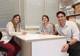 Dina Akrouh, Paloma Gallego y Alejandro Chica, en su despacho de la Facultad de Medicina.