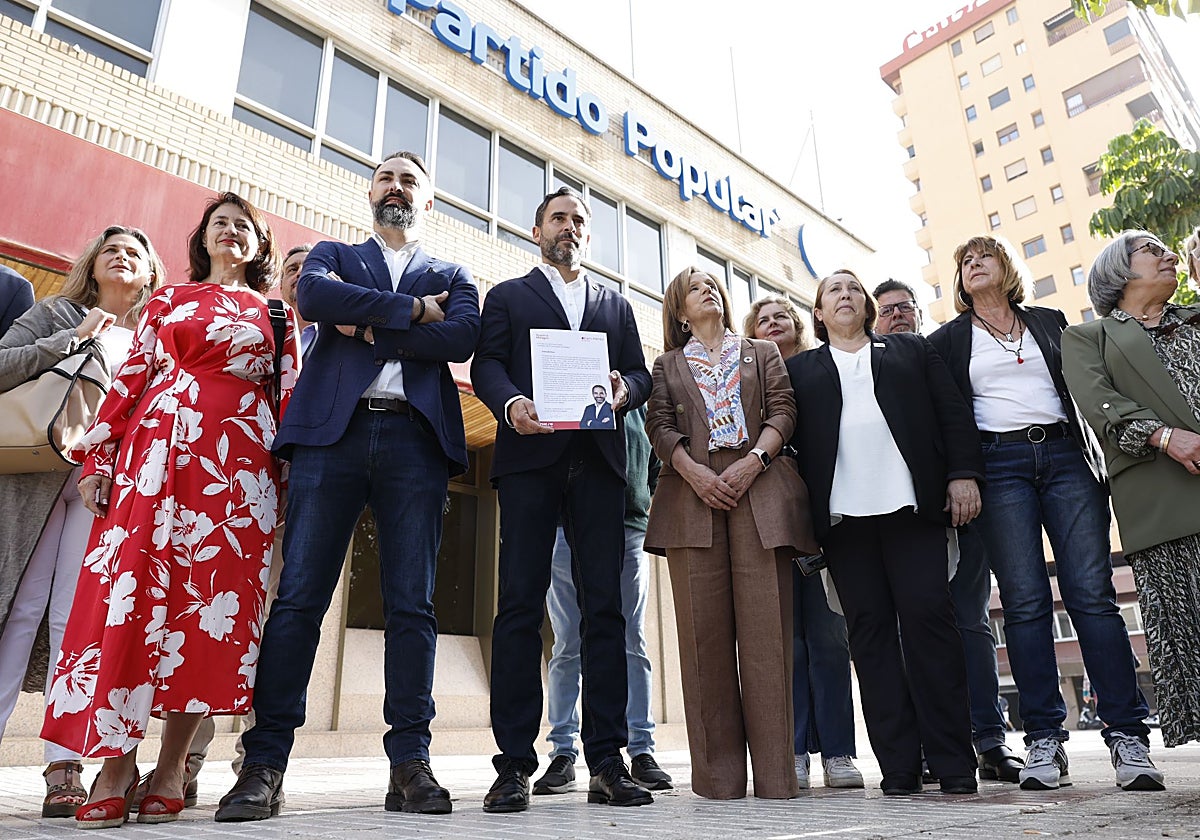 Pérez junto a miembros de su lista frente a la sede de los populares.