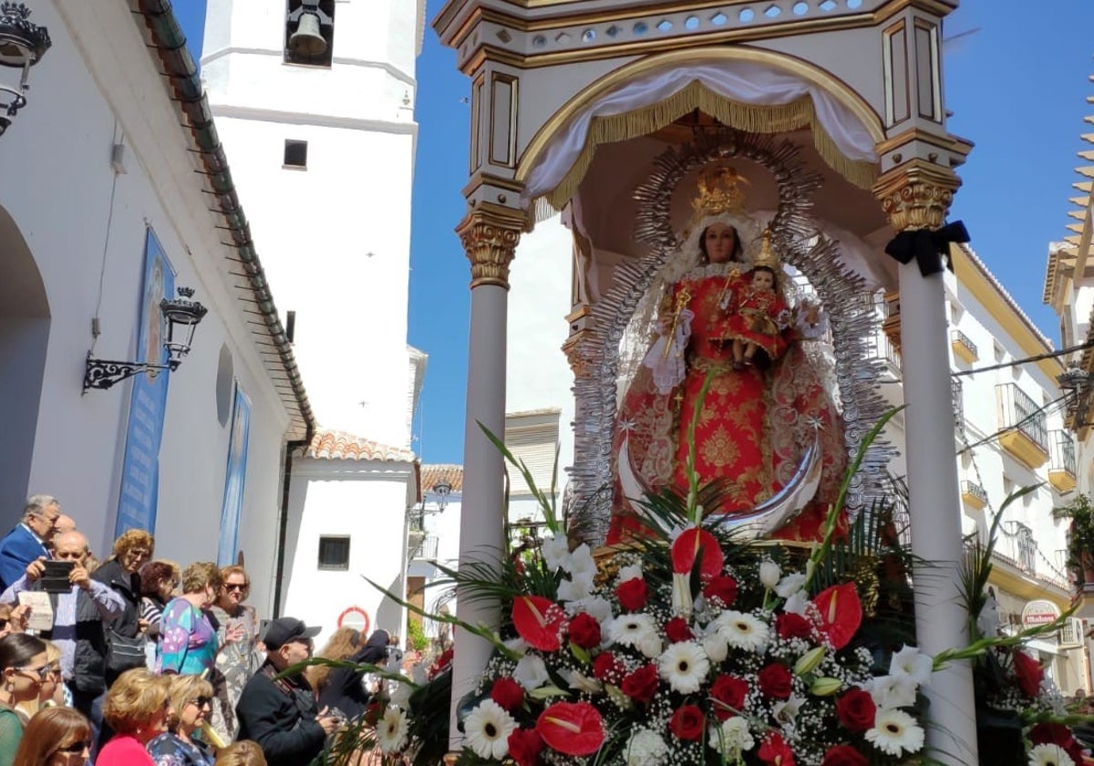 Imagen de la Virgen de la Cabeza, en la procesión en Canillas de Aceituno.