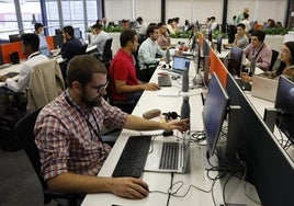 Trabajadores en una oficina de Málaga TechPark.