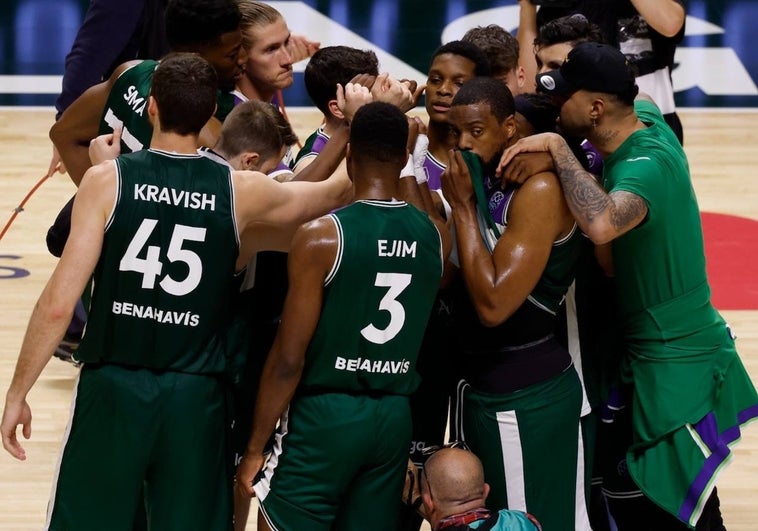 Los jugadores del Unicaja hacen piña para conjurarse tras ganar el primer partido de la serie de cuartos.