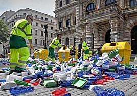 Trabajadores de limpieza recogen residuos de plástico para su posterior reciclaje.