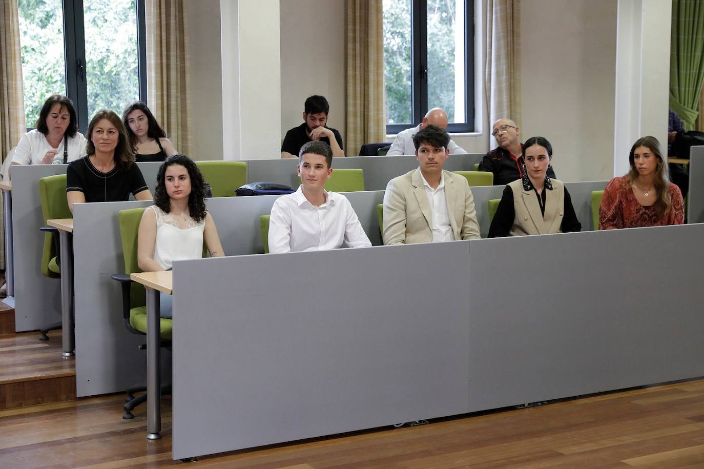 En primer término, cinco de los alumnos premiados.