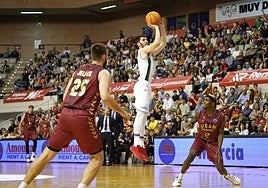 Brizuela se eleva ante la mirada de McFadden para anotar una canasta.