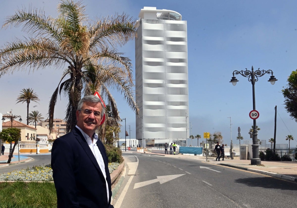 José María García Urbano, con el Mirador del Carmen de fondo.