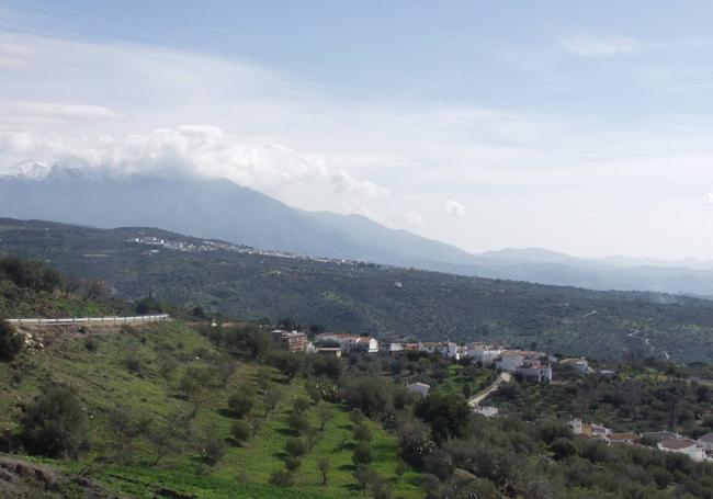 Los núcleos de Periana (al fondo) y la aldea de Mondrón (en primer término).