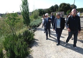 José Luis Sánchez Domínguez, el rector y el arquitecto Alberto García recorren las sendas del nuevo parque paisajístico de la UMA.