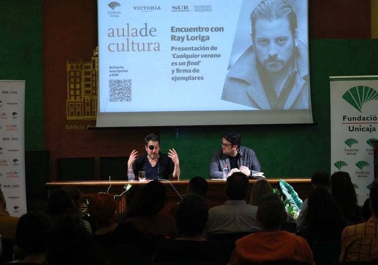 Ray Loriga junto al codirector del Aula y redactor jefe de SUR, Alberto Gómez.