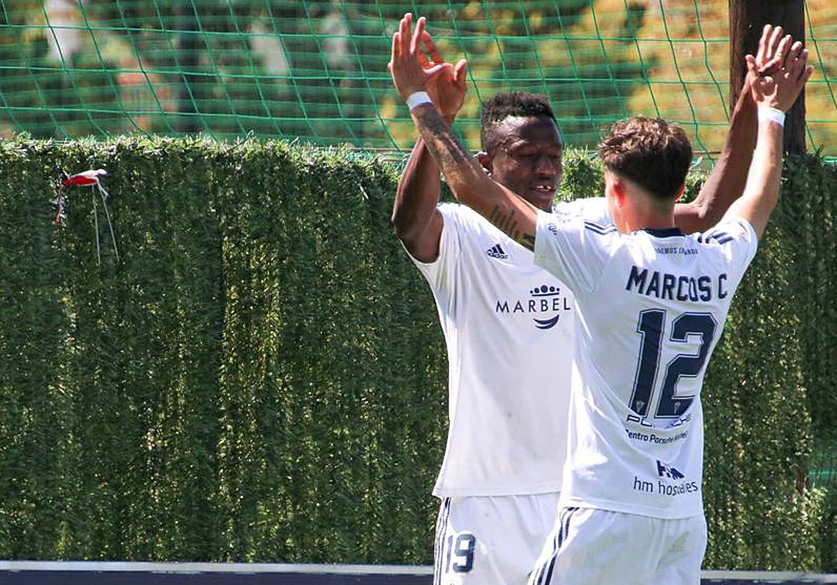 Marcos y Dago festejan un gol del Marbella.