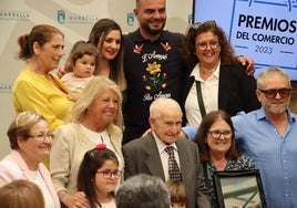 Salvador Sánchez, junto a las tres generaciones de su familia.