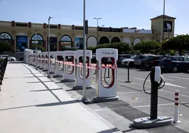 Supercargadores de Tesla recién instalados en el 'parking' de Plaza Mayor.