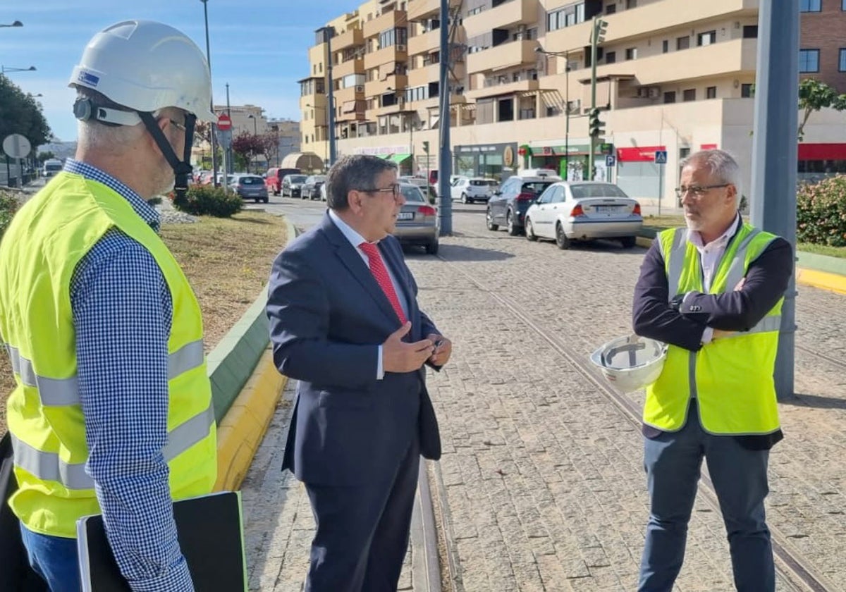 El alcalde veleño, Antonio Moreno Ferrer, este jueves con los técnicos de la empresa.