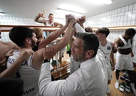 Los jugadores del Unicaja celebran la clasificación para la Final Four en el vestuario tras vencer al Murcia.