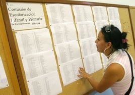 Imagen de archivo de los listados de escolarización en un colegio.