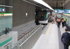 Estación Atarazanas, en la que se ve la dimensión del andén para albergar trenes en doble composición.