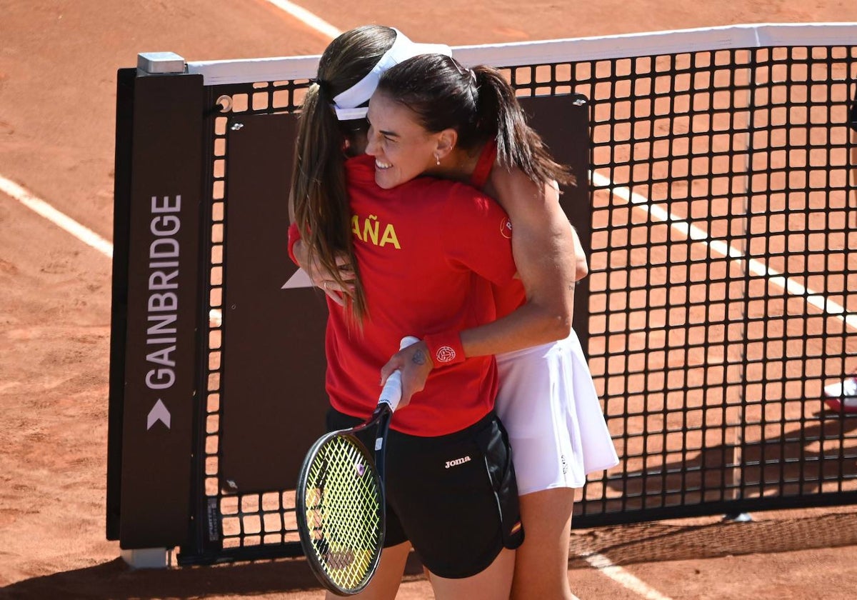 Nuria Párrizas se abraza con Anabel Medina tras sumar el segundo punto para España.