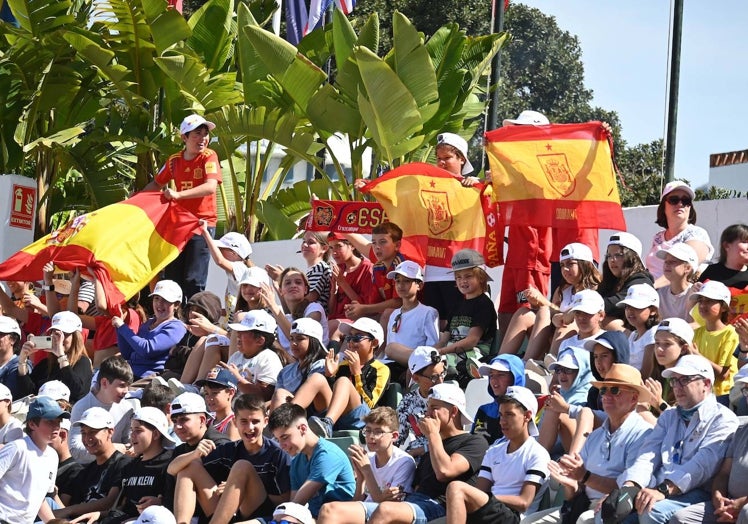 Jóvenes aficionados se divierten en la grada de la pista Manolo Santana de Puente Romano.