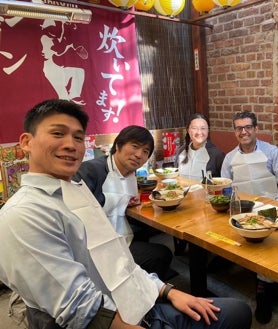 Imagen secundaria 2 - Miguel Ángel Álvarez y Ramón Soler en un restaurante de Japón que utiliza carne de Faccsa; un plato de ramen y una comida de directivos y clientes nipones de la empresa malagueña.