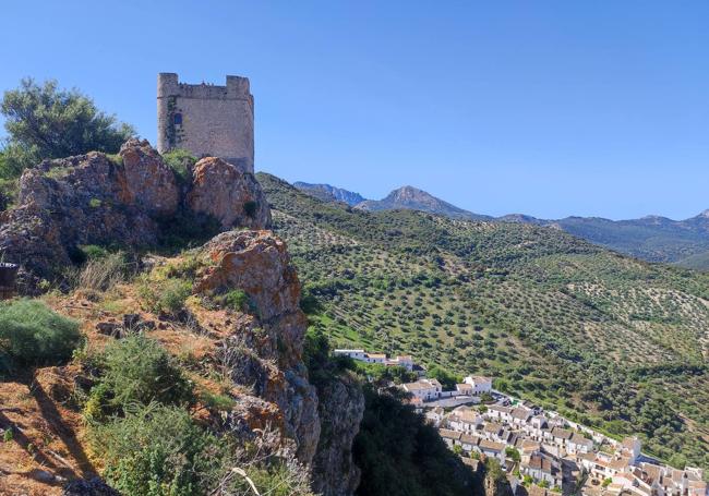 La Torre del Homenaje es el culmen de la antigua fortaleza andalusí de Zahara de la Sierra.